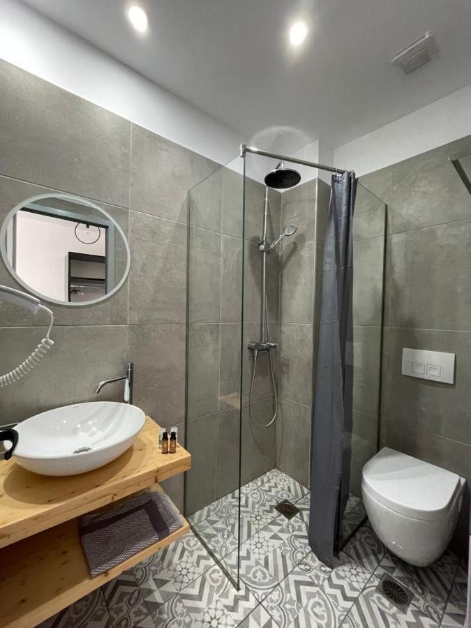 Orchard Retreat Aparthotel Himare Bagian luar foto