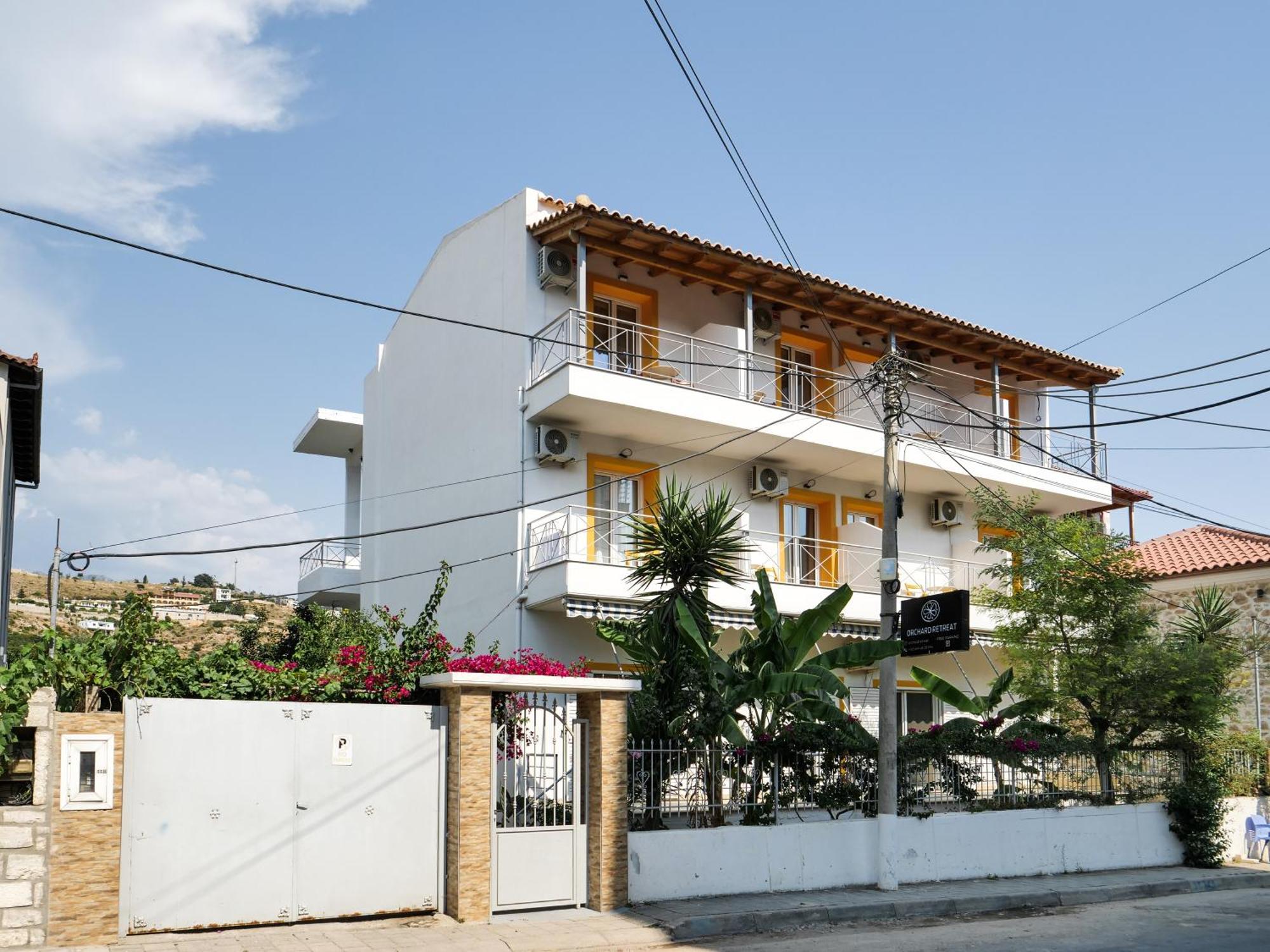 Orchard Retreat Aparthotel Himare Bagian luar foto