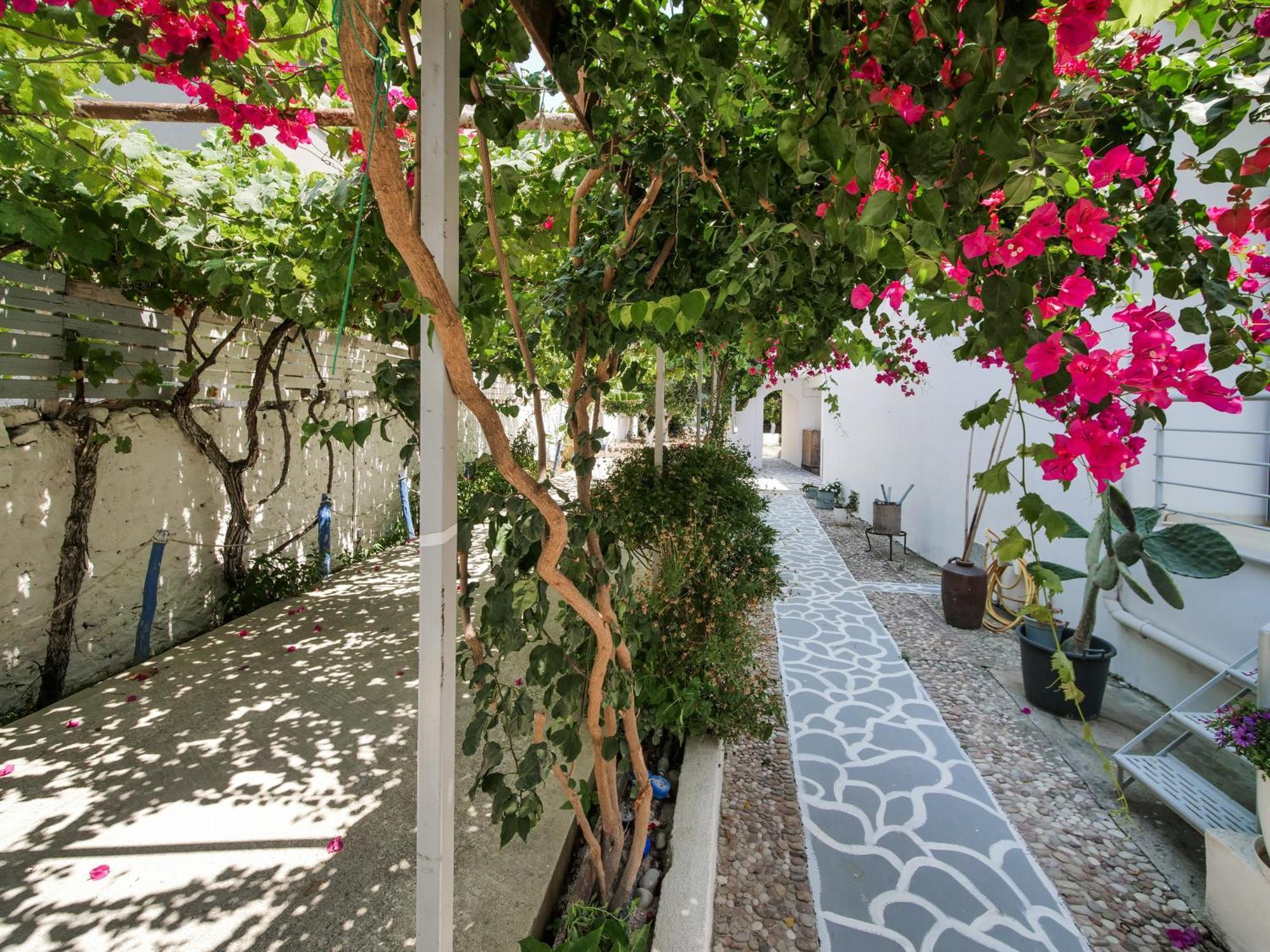 Orchard Retreat Aparthotel Himare Bagian luar foto