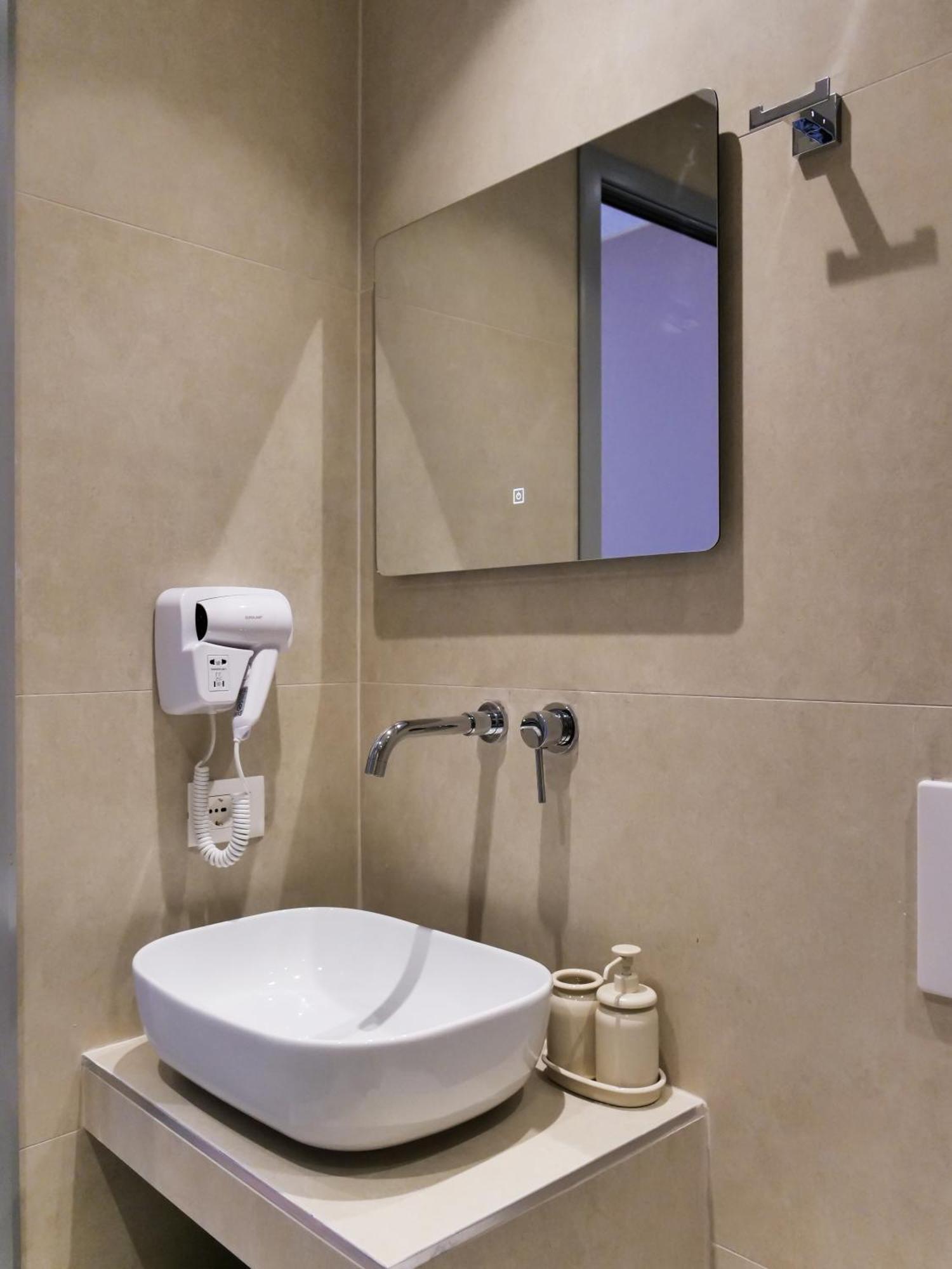 Orchard Retreat Aparthotel Himare Bagian luar foto